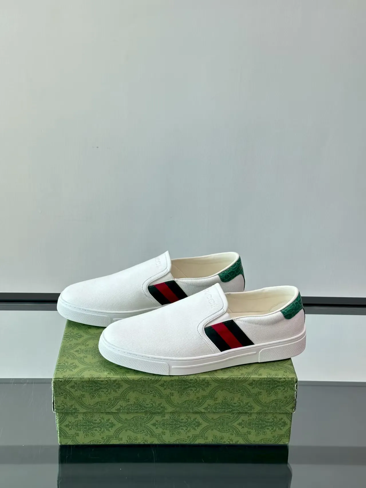 P380 new men's shoes GUCCI [Lightning] latest shoes are shipped. Original quality, fashionable, made of special materials, sheepskin lining, brand new packaging. The foot feels super comfortable and the workmanship is impeccable Code number: 38-45 No. 058